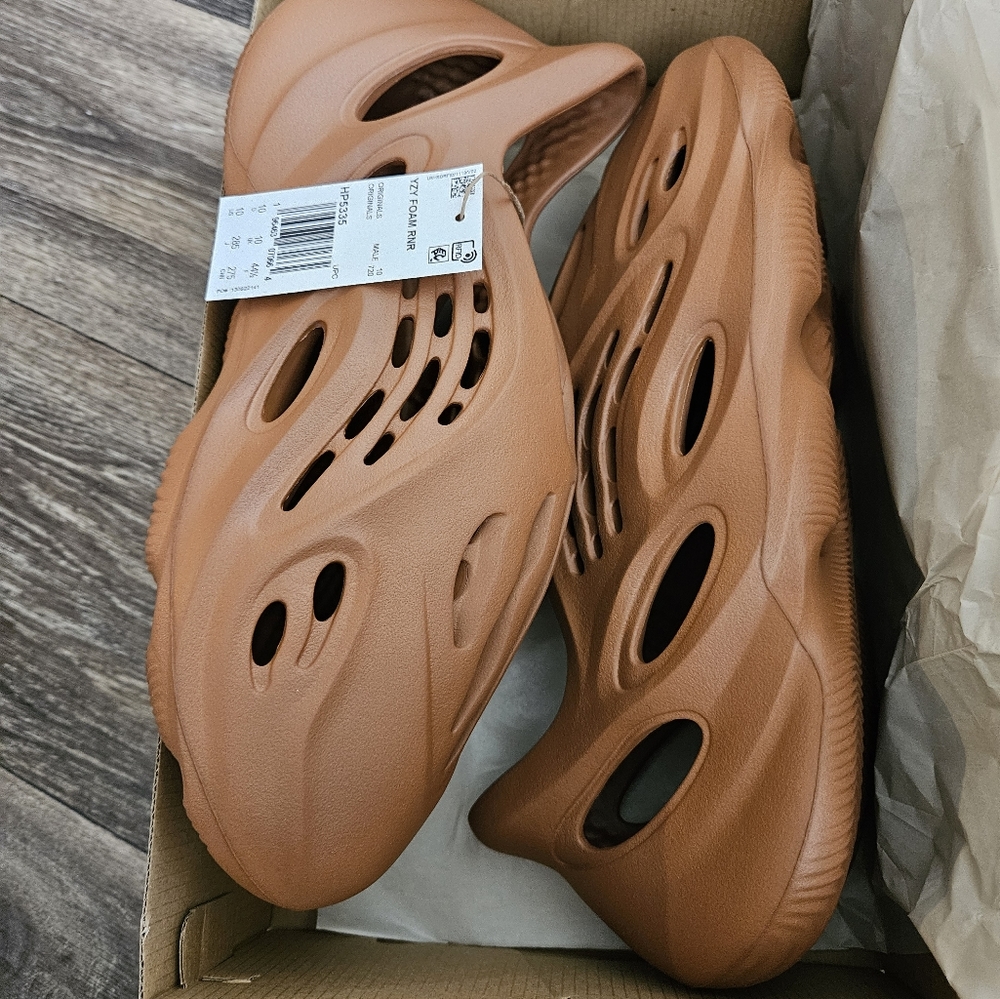 Yeezy Foam Runner Clay Red Size 10 Hp5335